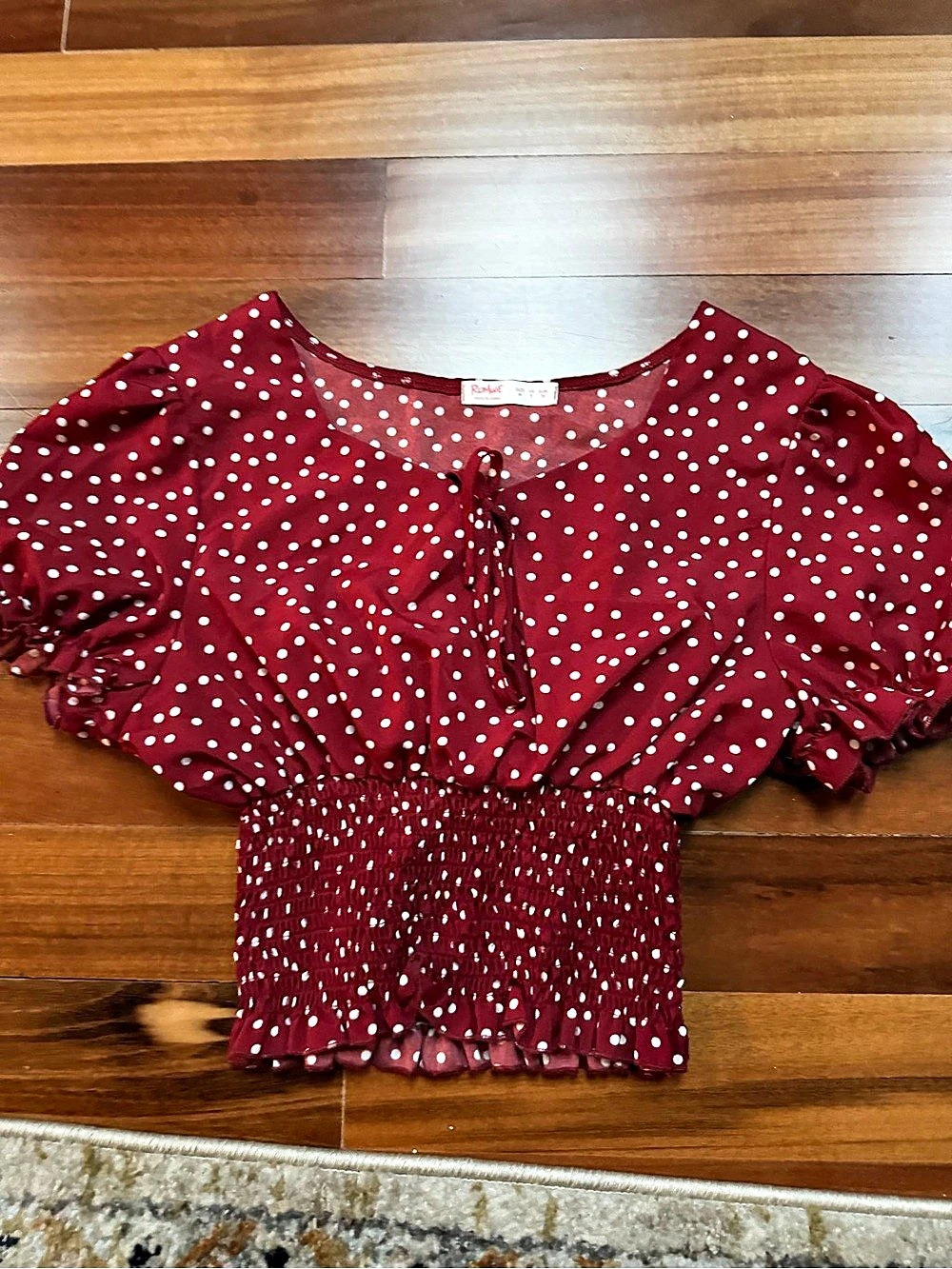 Romwe Polka Dot Puff Sleeve Crop Top in Burgundy